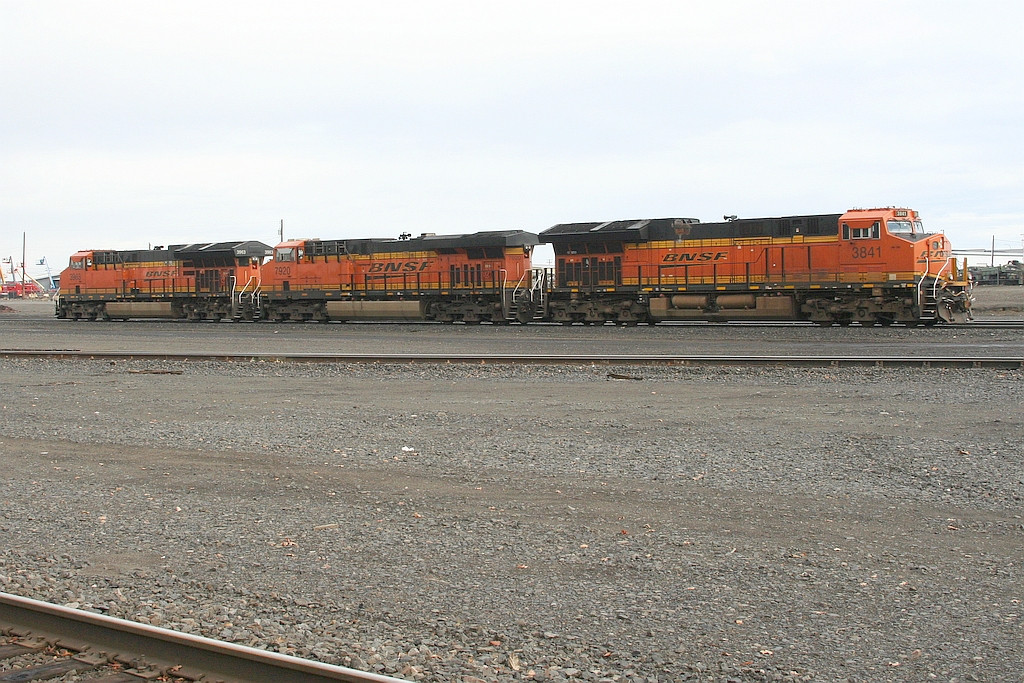 BNSF power heading for the barn